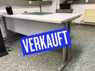 Lichtgrauer Schreibtisch